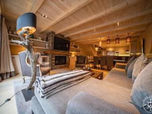 a living room with a couch and a fireplace at CASA SOLEI en Val de Ruda in Naut Aran