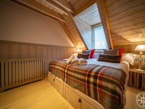 a bedroom with a large bed in a attic at CASA SOLEI en Val de Ruda in Naut Aran