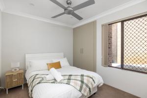 Un dormitorio blanco con una cama y una ventana. en 'Bay Parklands' Close to Waters Edge, en Nelson Bay 29 fotos más