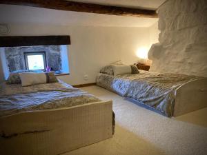 Postel nebo postele na pokoji v ubytování Chambres et Tables d'hôtes - Les Ateliers de Pontajou - Pèlerin navette gratuite à Saugues