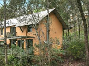 a house in the middle of a forest at Villa Executive 2br Vino DS at Cypress Lakes Res in Pokolbin