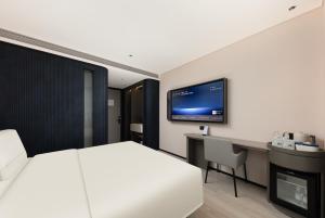 A television and/or entertainment centre at Atour Light Hotel Kunming Tongde Square Baiyun Road