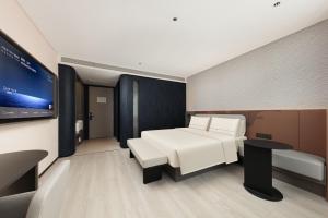 A bed or beds in a room at Atour Light Hotel Kunming Tongde Square Baiyun Road Még 1 kép