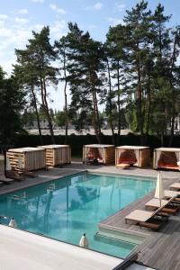 Bazén v ubytování DOM hotel nebo v jeho okolí