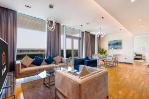 Posezení v ubytování Bluewaters Island - High-Floor 1 Bedroom Suite by Livbnb