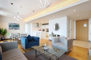 Posezení v ubytování Bluewaters Island - High-Floor 1 Bedroom Suite by Livbnb