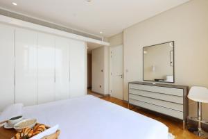 Postel nebo postele na pokoji v ubytování Bluewaters Island - High-Floor 1 Bedroom Suite by Livbnb