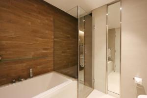 Koupelna v ubytování Bluewaters Island - High-Floor 1 Bedroom Suite by Livbnb + 18 fotografií