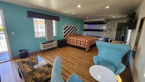 een hotelkamer met een bed, een tafel en stoelen bij Dream Inn in Inglewood