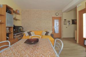 a living room with a yellow couch and a table at Appartamento di 60mq in centro sul corso principale "Nazario Sauro" di Giulianova lido ,a 200 m dal mare in Giulianova +10 photos