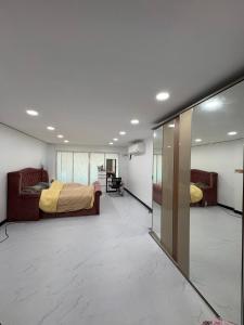 Rúm í herbergi á NATTHAKAN n&k PROPERTY MANAGEMENT