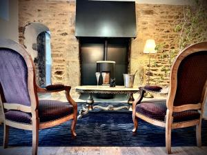 a living room with two chairs and a table at Love Room in Ploubazlanec