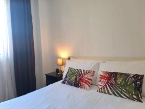 En eller flere senge i et værelse på Noctua 033 Manilva Duquesa 2