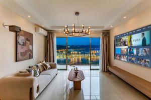a living room with a couch and a tv at Aixin Mountain City Zhijiang Homestay in Chongqing