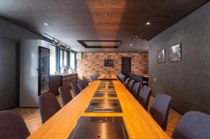 a conference room with a long table and chairs at Rusutsu Grand Cabin - Vacation STAY 16626v in Kimobetsu