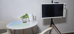 Televiisor ja/või meelelahutuskeskus majutusasutuses Bojeongdong 1room