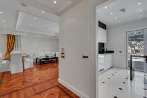 sala de estar con muebles blancos y cocina en Apartment Residence - FIRST ROW SEA - Makarska Exklusiv, en Makarska 17 fotos más