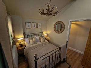 Postel nebo postele na pokoji v ubytování Gable Cottage - Staindrop - Copper Bath - Logburner