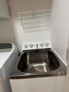 Η κουζίνα ή μικρή κουζίνα στο Penthouse Delight 3 bd 2 bth free carpark, pool & tennis court