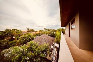 TheHub Pererenan Coworking, Pool and Rooftop的阳台或露台
