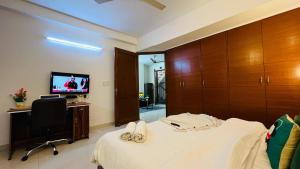 Μια τηλεόραση ή/και κέντρο ψυχαγωγίας στο Bluo Classic 1BHK - Defence Colony Mkt +5 φωτογραφίες