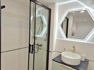 Bilik mandi di Cocon d'Argeles - Appartement tout confort, à 2min à pied de la gare