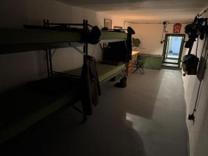 KlášterにあるProtiatomový bunkr na Šternberském dvořeの廊下のある部屋の二段ベッドを利用する部屋です。