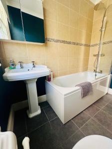 リッチモンド・アポン・テムズにあるRichmond charm cozy apartmentの洗面台、浴槽、トイレを備えたバスルーム