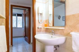 un baño con lavabo y espejo en Oasi, en Torre Santa Sabina 20 fotos más