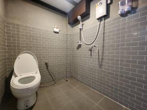 a bathroom with a toilet and a shower at TasVillaKhaokho ทัสวิลล่าเขาค้อ - Nordic Type in Phetchabun +11 photos