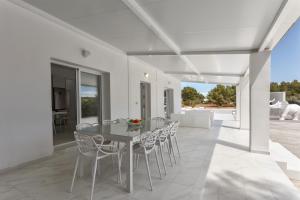 a dining room with a table and chairs at Villa Boutique Can Plana in Sant Jordi