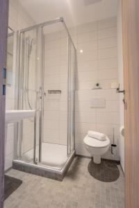 a bathroom with a shower and a toilet at JULI-Homes - Self Check-In Studios mit Küche am Bodensee & Spieleland in Meckenbeuren +27 photos