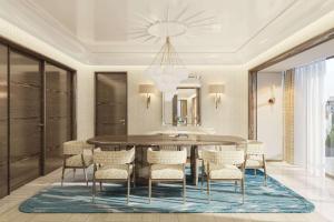 イスタンブールにあるヒルトン イスタンブル ボスポラスのテーブルと椅子のあるダイニングルーム