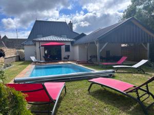 una piscina con sillas y una casa en Eugenie, en Labrousse