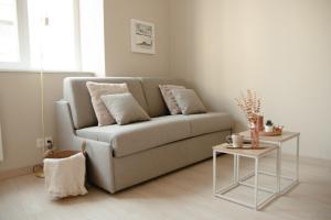 a living room with a couch and a table at Studio meublé L'écrin doré avec Netflix in Homécourt +7 photos