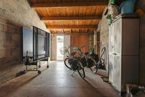 een kamer met twee fietsen geparkeerd naast een tv bij L'Avocette in Le Bois-Plage-en-Ré