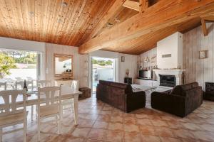 een woonkamer met een bank en een tafel bij L'Avocette in Le Bois-Plage-en-Ré