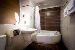 A bathroom at Best Western Queens Hotel 