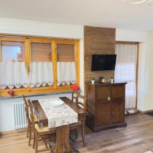 A television and/or entertainment centre at Chalet La Cometa