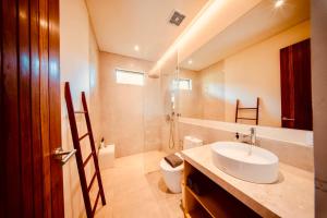 TheHub Pererenan Coworking, Pool and Rooftop的一间浴室