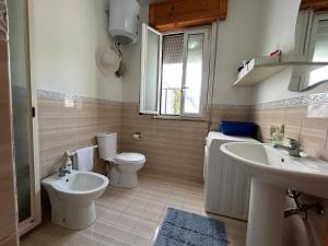 un bagno con un water e un lavandino di Villa Malsine a Marzamemi Altre 30 foto