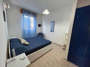 una camera con un letto blu e una porta blu di Villa Malsine a Marzamemi