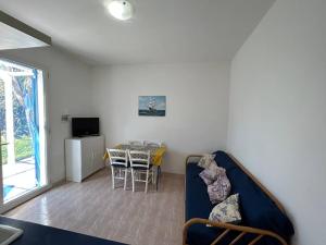 un soggiorno con un divano e un tavolo di Villa Malsine a Marzamemi