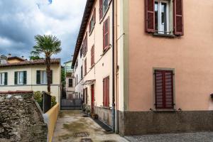 an alley with a palm tree next to a building at Pied à terre Cernobbio in Cernobbio +13 photos