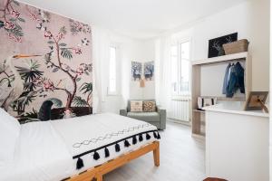 a bedroom with a bed with a floral wallpaper at Pied à terre Cernobbio in Cernobbio