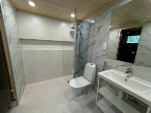 Koupelna v ubytování Owl's Nest Chalet