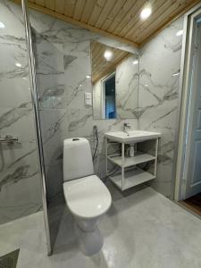 Koupelna v ubytování Owl's Nest Chalet + 2 fotografie