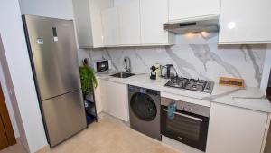 eine Küche mit einem Kühlschrank und einer Waschmaschine in der Unterkunft Haut Standing 2-Bedroom Apartment in Gauthier in Casablanca