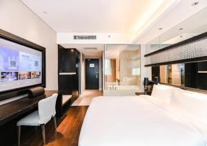 Rúm í herbergi á Crystal Orange Hotel Shanghai Kangqiao Branch