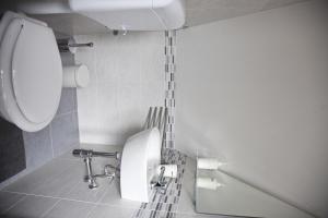 ein Badezimmer mit einem weißen WC und einem Waschbecken in der Unterkunft Affittacamere Porta Del Vento in Caltagirone